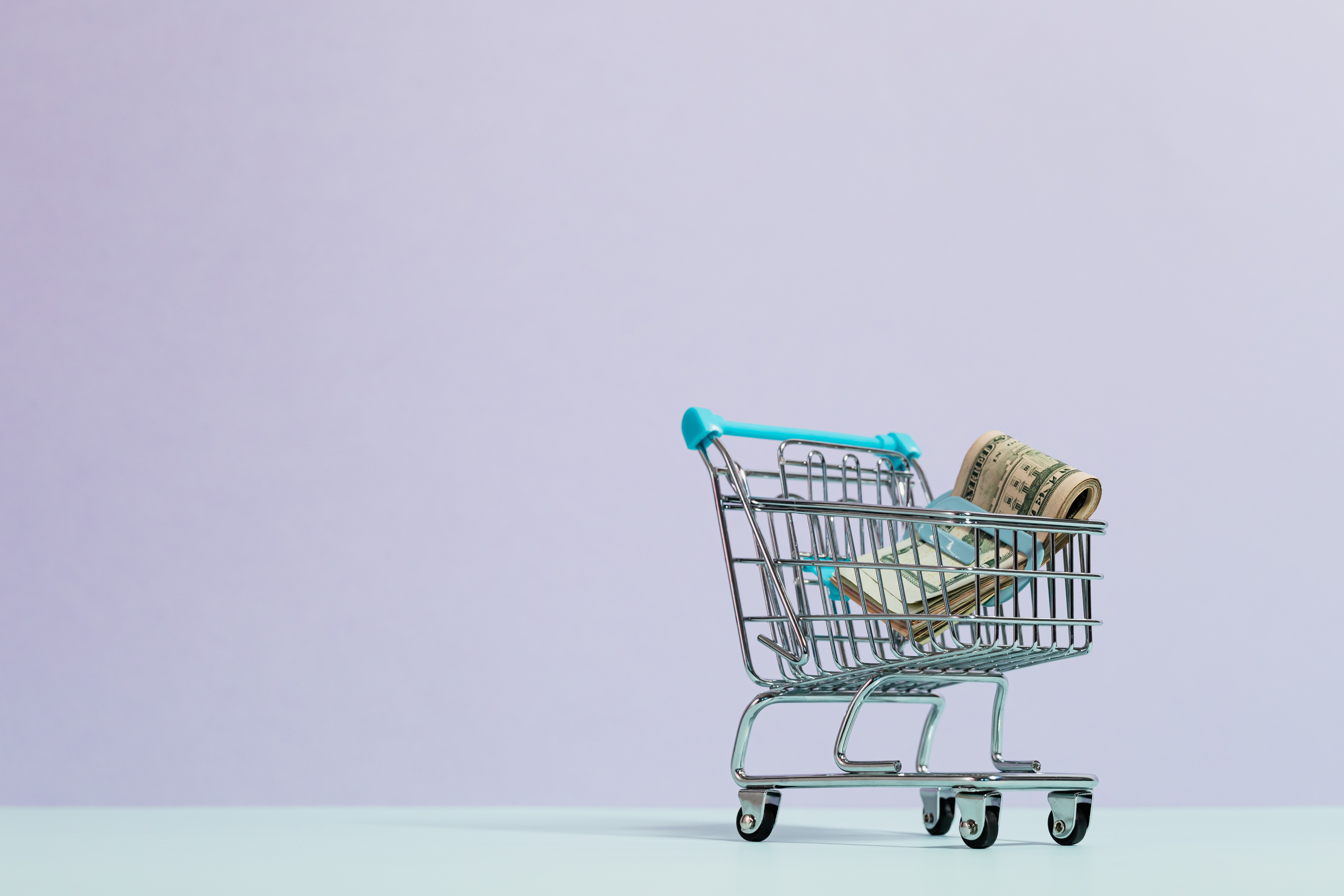 Geld in einem Einkaufswagen Geld in einem Einkaufswagen