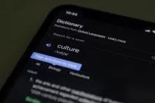Ausschnitt eines Smartphones bei dem im englischen Wörterbuch "culture" gesucht wird.