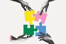 Fotocollage: weißer Hintergrund, 4 Händen in schwarz-weiß, die jeweils 4 farbige Puzzelteile zusammenhalten.