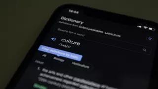 Ausschnitt eines Smartphones bei dem im englischen Wörterbuch "culture" gesucht wird.